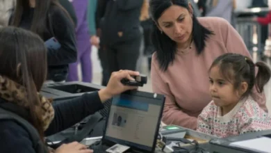 Personal de la Municipalidad de Córdoba atendiendo a vecinos en el Operativo DNI