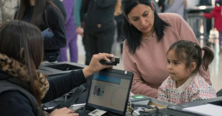 Personal de la Municipalidad de Córdoba atendiendo a vecinos en el Operativo DNI