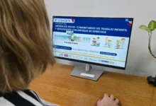 Imagen de una persona trabajando con niños, con un fondo de una comunidad unida
