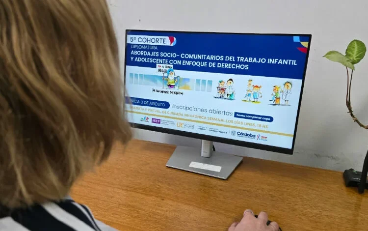 Imagen de una persona trabajando con niños, con un fondo de una comunidad unida