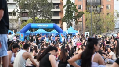 Imagen de la iniciativa Córdoba Cerca Tuyo en acción, con personas recibiendo atención y servicios en un operativo.