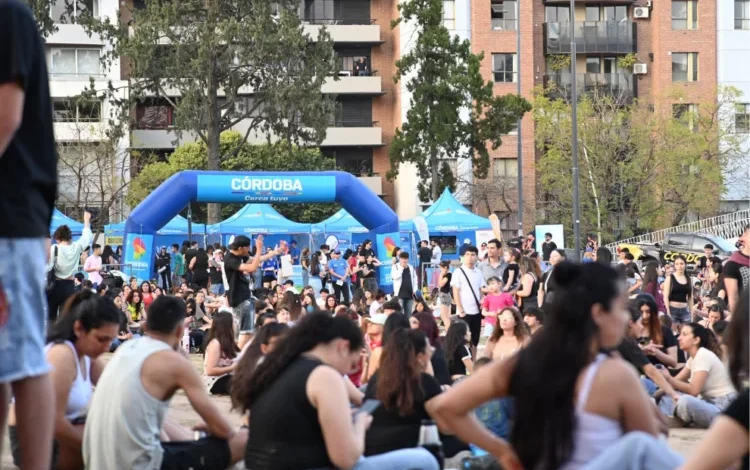 Imagen de la iniciativa Córdoba Cerca Tuyo en acción, con personas recibiendo atención y servicios en un operativo.