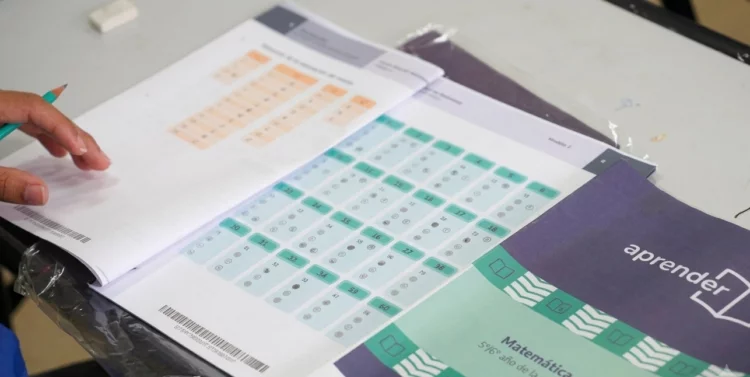 Estudiantes de sexto grado de primaria participando en las pruebas Aprender 2025