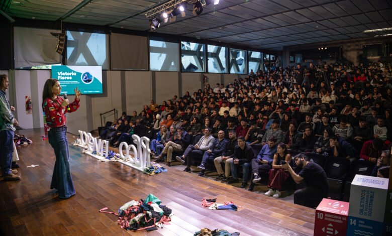 Jóvenes participando en la iniciativa 'Re-Conversar' y 'Re-Accionar'