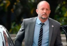 Martín Insaurralde en un auto con la cara cubierta