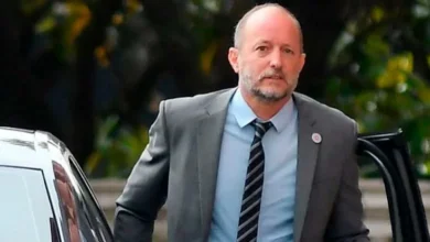Martín Insaurralde en un auto con la cara cubierta