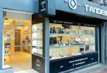 Un grupo de personas reunidas en frente de una joyería saqueada