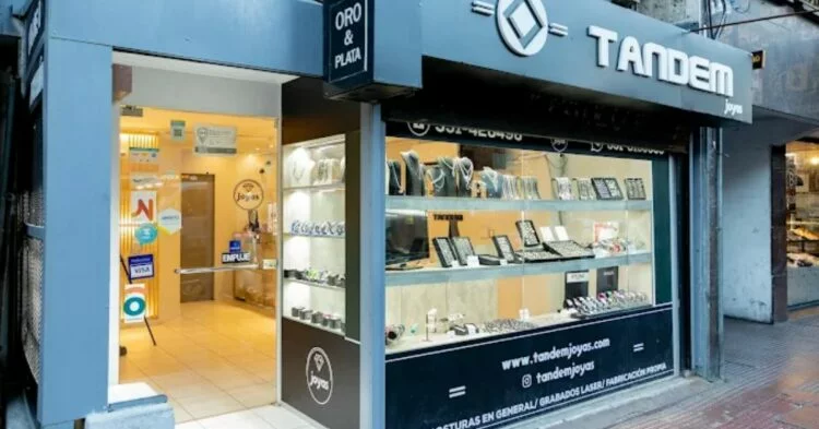Un grupo de personas reunidas en frente de una joyería saqueada