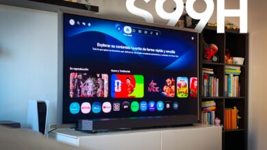 Imagen de la Samsung S99H y la barra de sonido Q990H en un salón