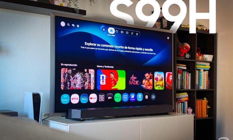 Imagen de la Samsung S99H y la barra de sonido Q990H en un salón