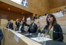 Estudiantes secundarios en una simulación de sesión de senadores nacionales