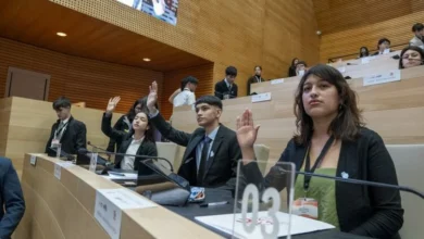 Estudiantes secundarios en una simulación de sesión de senadores nacionales