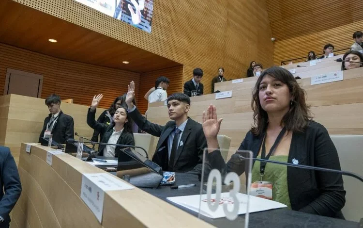 Estudiantes secundarios en una simulación de sesión de senadores nacionales
