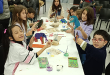 Niños y niñas disfrutando de una experiencia de ciencia y arte en Plaza Cielo Tierra
