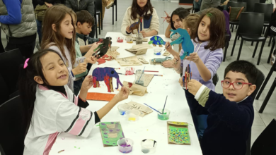 Niños y niñas disfrutando de una experiencia de ciencia y arte en Plaza Cielo Tierra