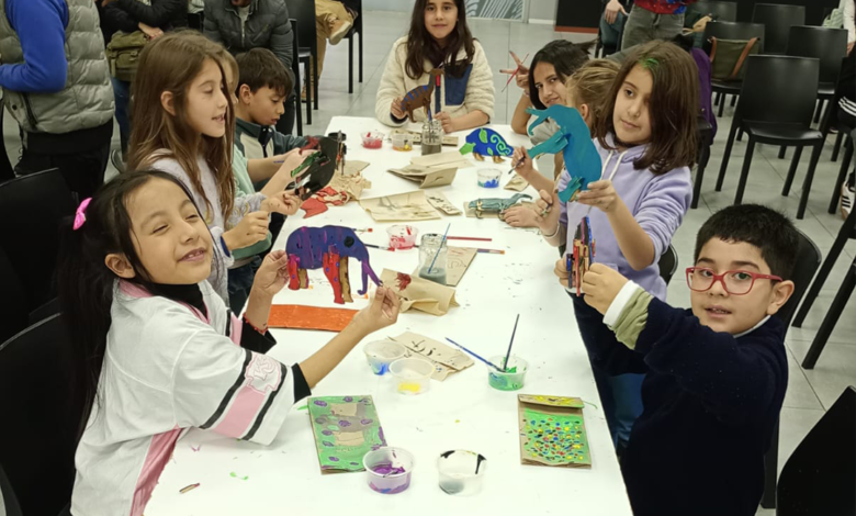 Niños y niñas disfrutando de una experiencia de ciencia y arte en Plaza Cielo Tierra