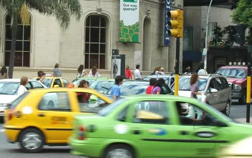 Taxistas cordobeses protestando por la regulación de aplicaciones de transporte