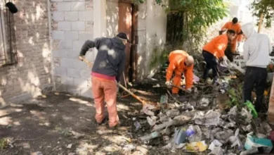 Operarios municipales retirando basura en un barrio de Córdoba