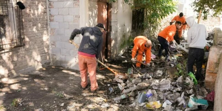 Operarios municipales retirando basura en un barrio de Córdoba