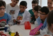 Niños participando en un taller de robótica en un Parque Educativo de Córdoba