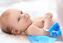 Bebé sonriendo con una mascarilla para protegerse del Virus Sincicial Respiratorio