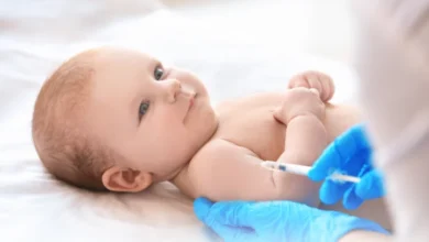 Bebé sonriendo con una mascarilla para protegerse del Virus Sincicial Respiratorio