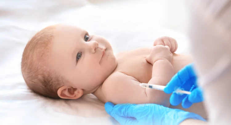 Bebé sonriendo con una mascarilla para protegerse del Virus Sincicial Respiratorio