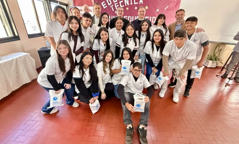 Estudiantes del IPETyM N.° 246 y representantes de la Cámara de Ópticas de la Provincia de Córdoba durante la firma del convenio.