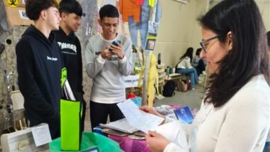 Imagen de estudiantes trabajando en proyectos de ciencia y tecnología