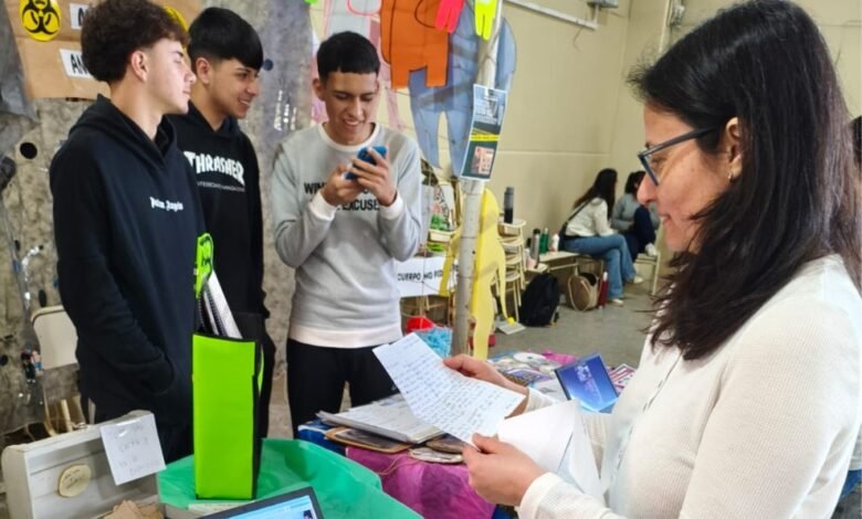 Imagen de estudiantes trabajando en proyectos de ciencia y tecnología