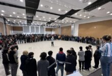 Estudiantes participando en una jornada de prevención en una escuela secundaria de Córdoba
