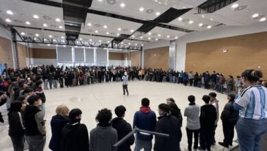 Estudiantes participando en una jornada de prevención en una escuela secundaria de Córdoba