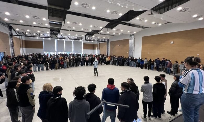 Estudiantes participando en una jornada de prevención en una escuela secundaria de Córdoba