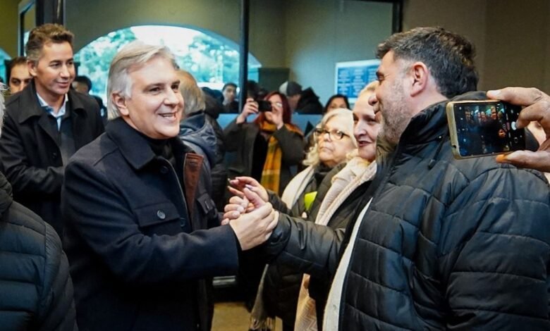 Imagen de la firma del convenio entre el gobernador y el intendente