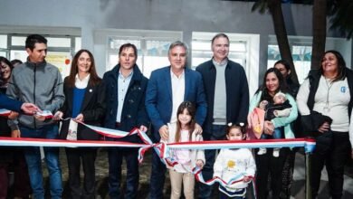 Niños en una sala de 3 años, rodeados de juguetes y materiales educativos