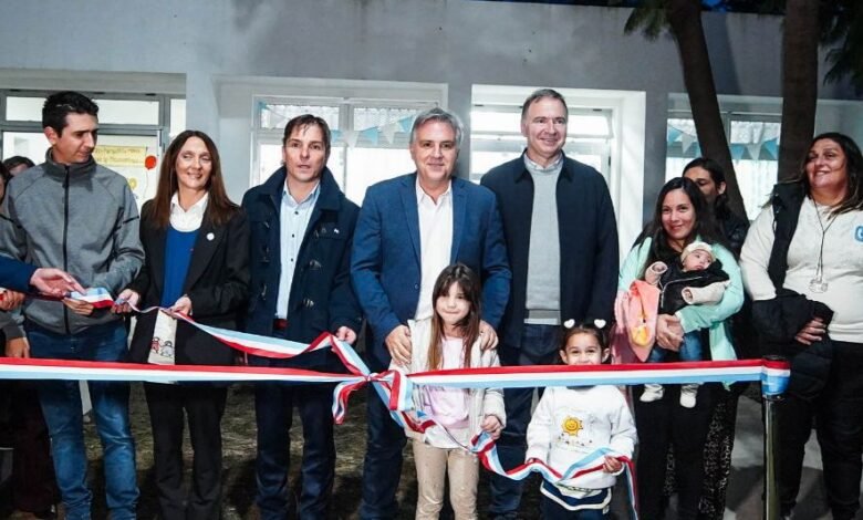 Niños en una sala de 3 años, rodeados de juguetes y materiales educativos