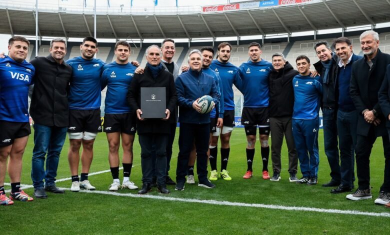 El gobernador Llaryora con los jugadores de Los Pumas