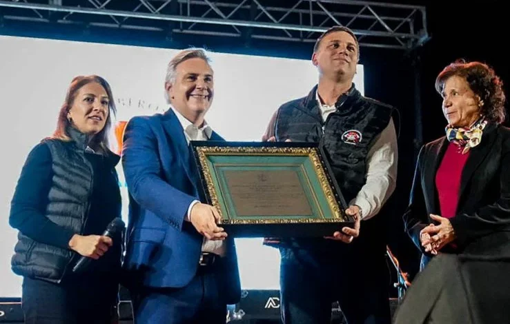 Llaryora y autoridades en la celebración de los 65 años de los Bomberos Voluntarios de Marcos Juárez