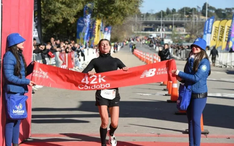 Atletas corriendo en la Maratón Ciudad de Córdoba 2026