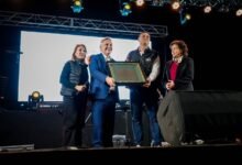 Llaryora y bomberos voluntarios en la celebración del 65° aniversario