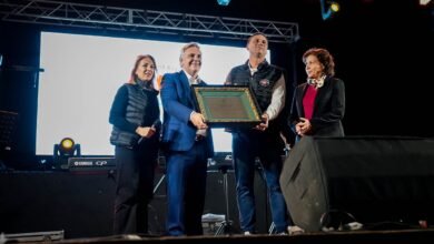 Llaryora y bomberos voluntarios en la celebración del 65° aniversario