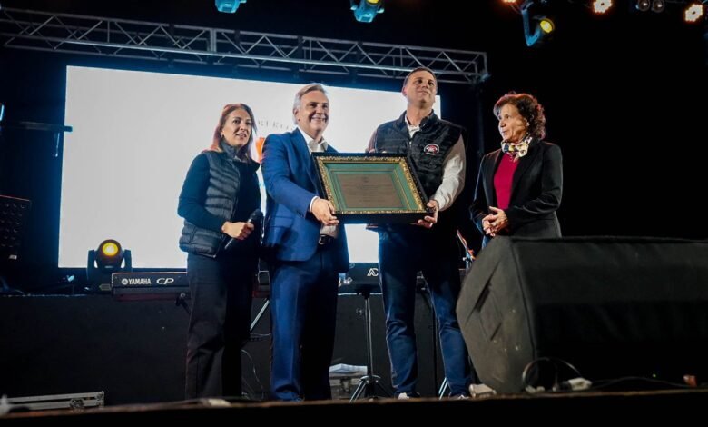 Llaryora y bomberos voluntarios en la celebración del 65° aniversario