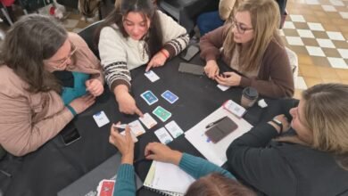 Imagen del juego de cartas 'Exploradoras/es del Currículum' en una mesa de trabajo