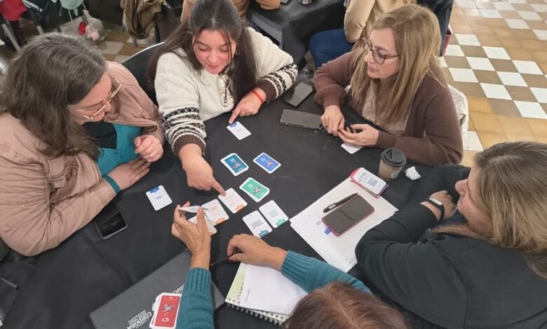 Imagen del juego de cartas 'Exploradoras/es del Currículum' en una mesa de trabajo