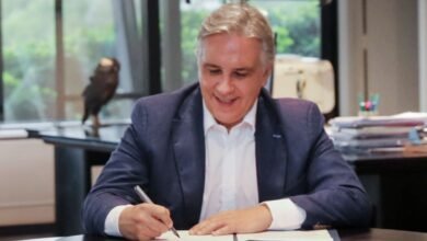 Imagen de una fábrica en funcionamiento con trabajadores, simbolizando el apoyo a las empresas recuperadas