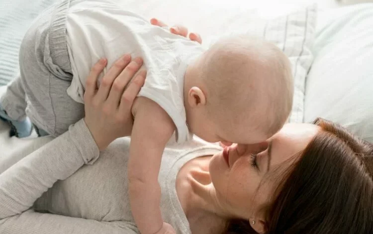 Mujer con bebé, representando el Cuarto Mes de Licencia por Maternidad
