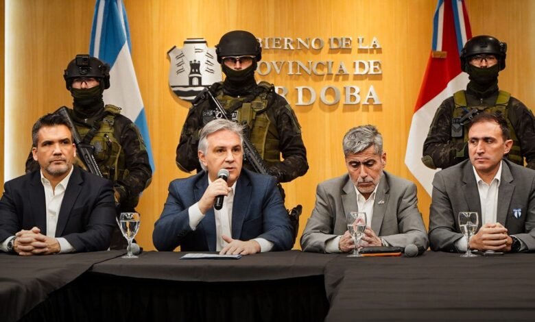 Imagen del gobernador Martín Llaryora presentando la Ley Antibúnker y Antiaguantadero