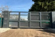 Portones de Villa Allende cerrados durante el día