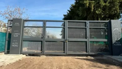 Portones de Villa Allende cerrados durante el día