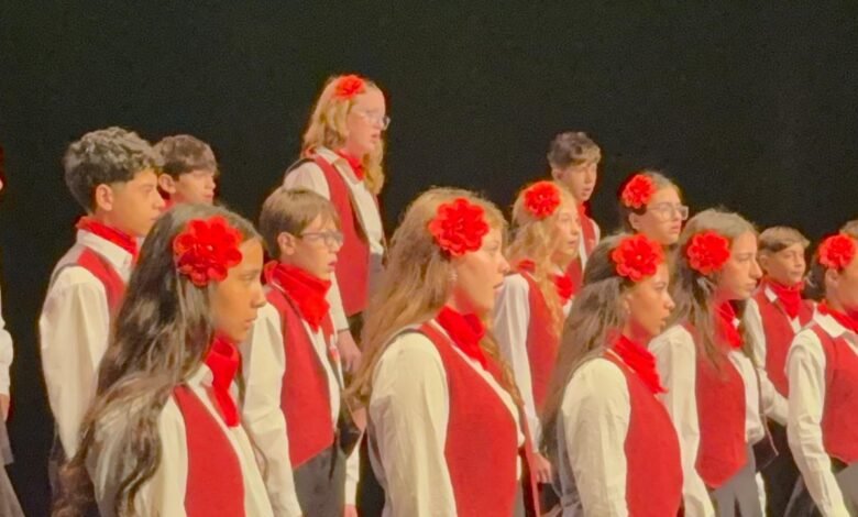 Miembros del Coro de Niños Cantores de Córdoba en el escenario durante el Concurso Internacional de Coros de Provenza